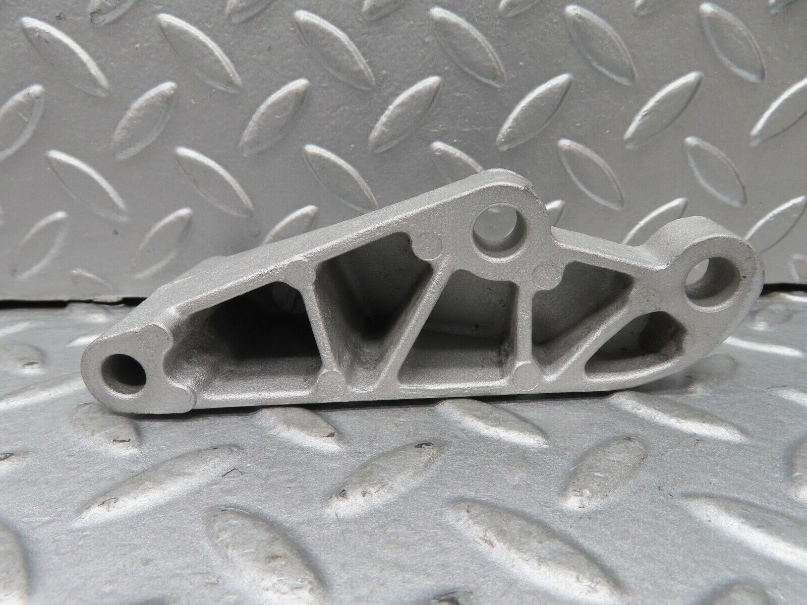 16974 Mercedes-Benz C123 280CE Coupe Power Steering Pump Bracket 1104663141