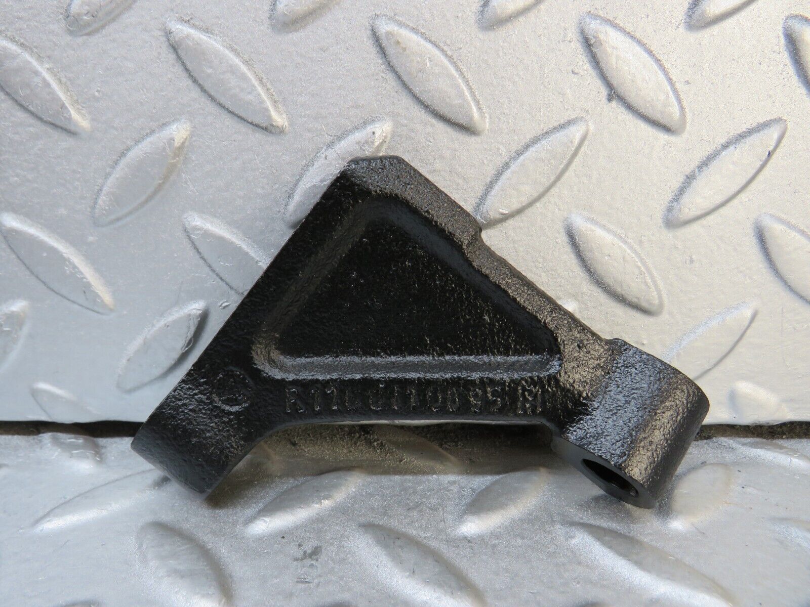 37656 Mercedes-Benz W109 300SEL Engine Mount Bracket 1160110995 1160110895