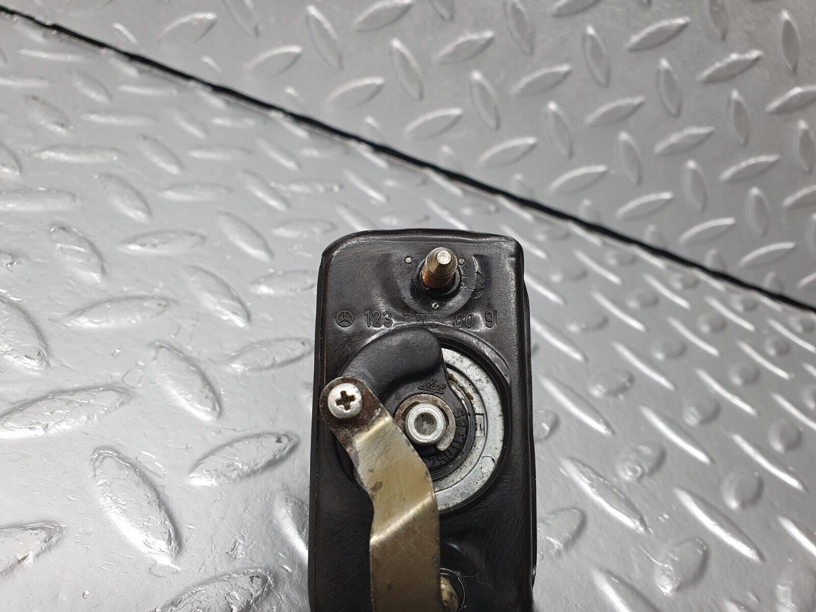 40747 Mercedes-Benz W123 300D Trunk Lock No Key 1237580096 1237500385