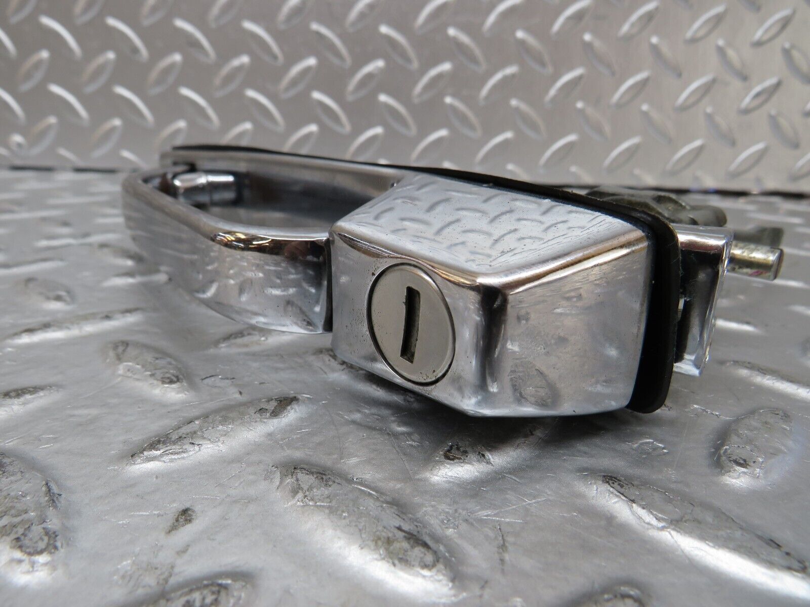 26083 Mercedes-Benz W116 450SE Chrome Door Handle Fr. Left No Key 1167600159