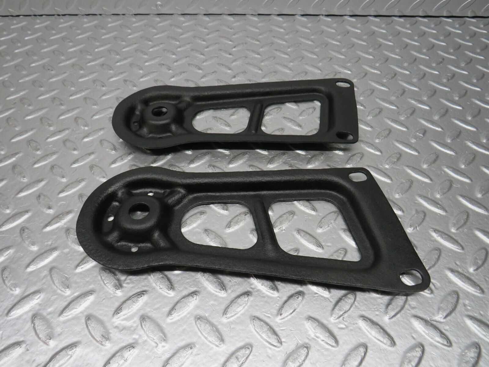 31122 Mercedes-Benz W123 200D Rear Suspension Axle Mounting Bracket