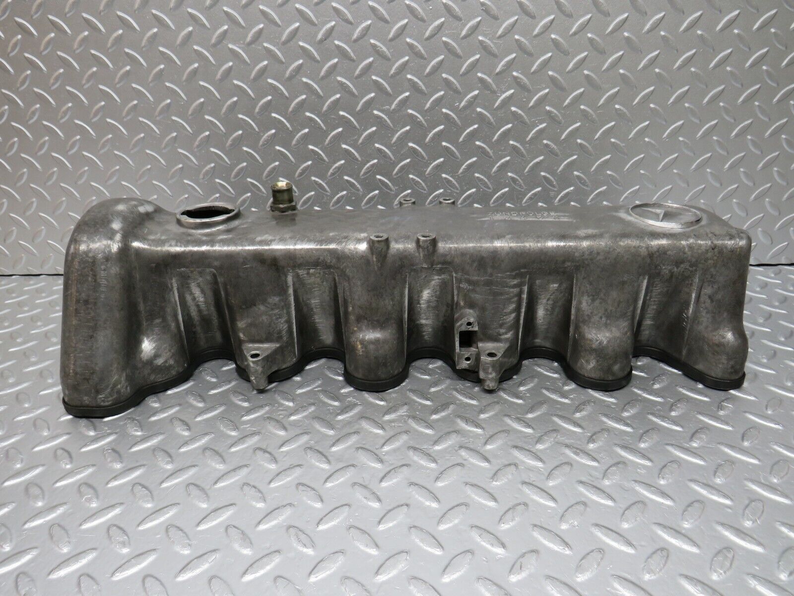 32936 Mercedes-Benz W123 300D Cylinder Head Valve Cover 6170160305