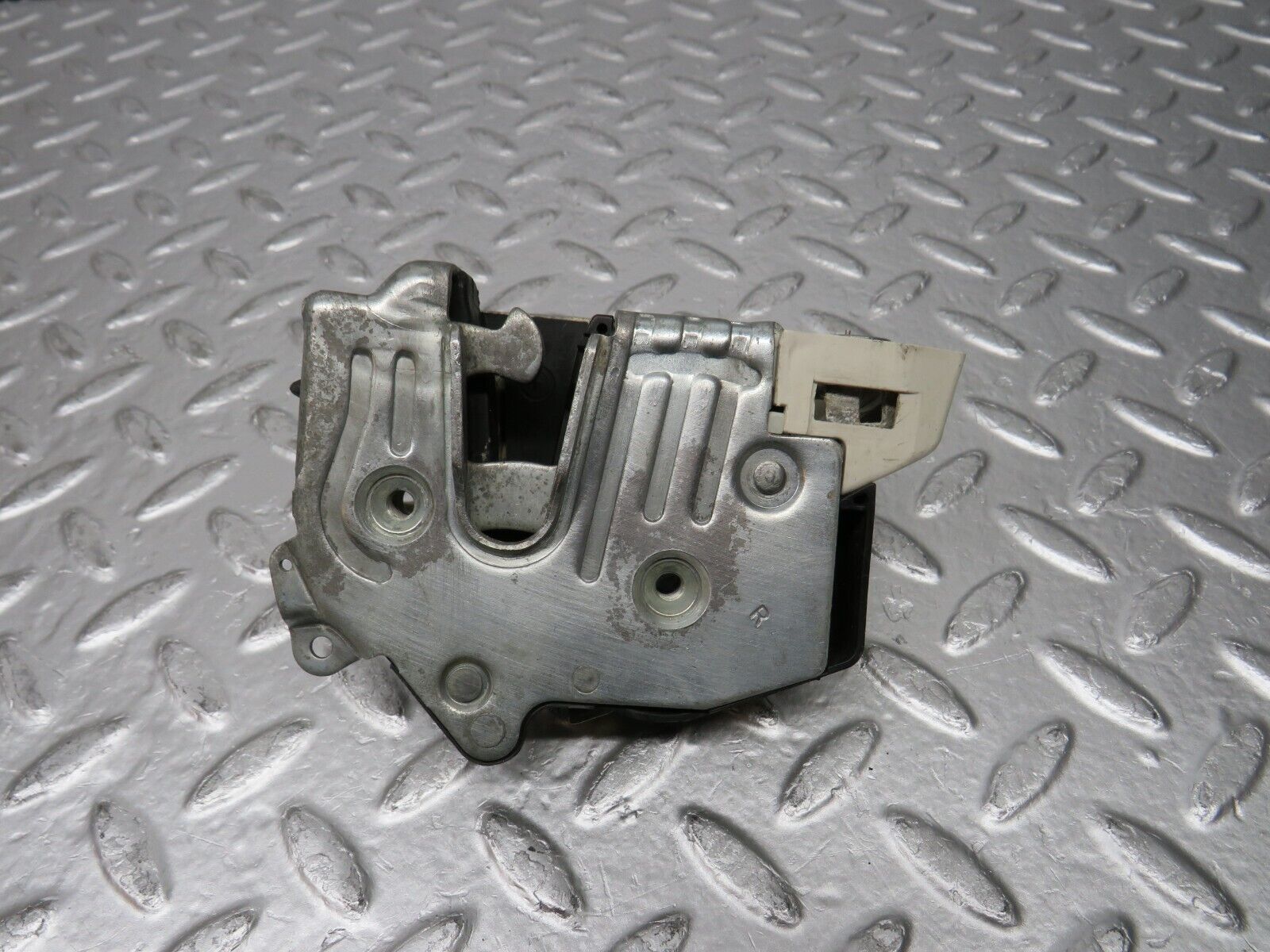 31393 Mercedes-Benz S124 220TE Wagon Rear Right Door Lock Mechanism