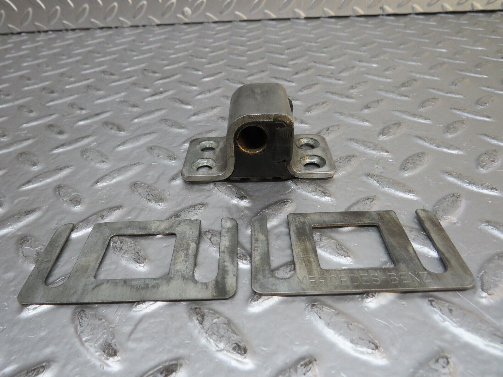 29829 Mercedes-Benz W123 230E Right Door Lock Latch