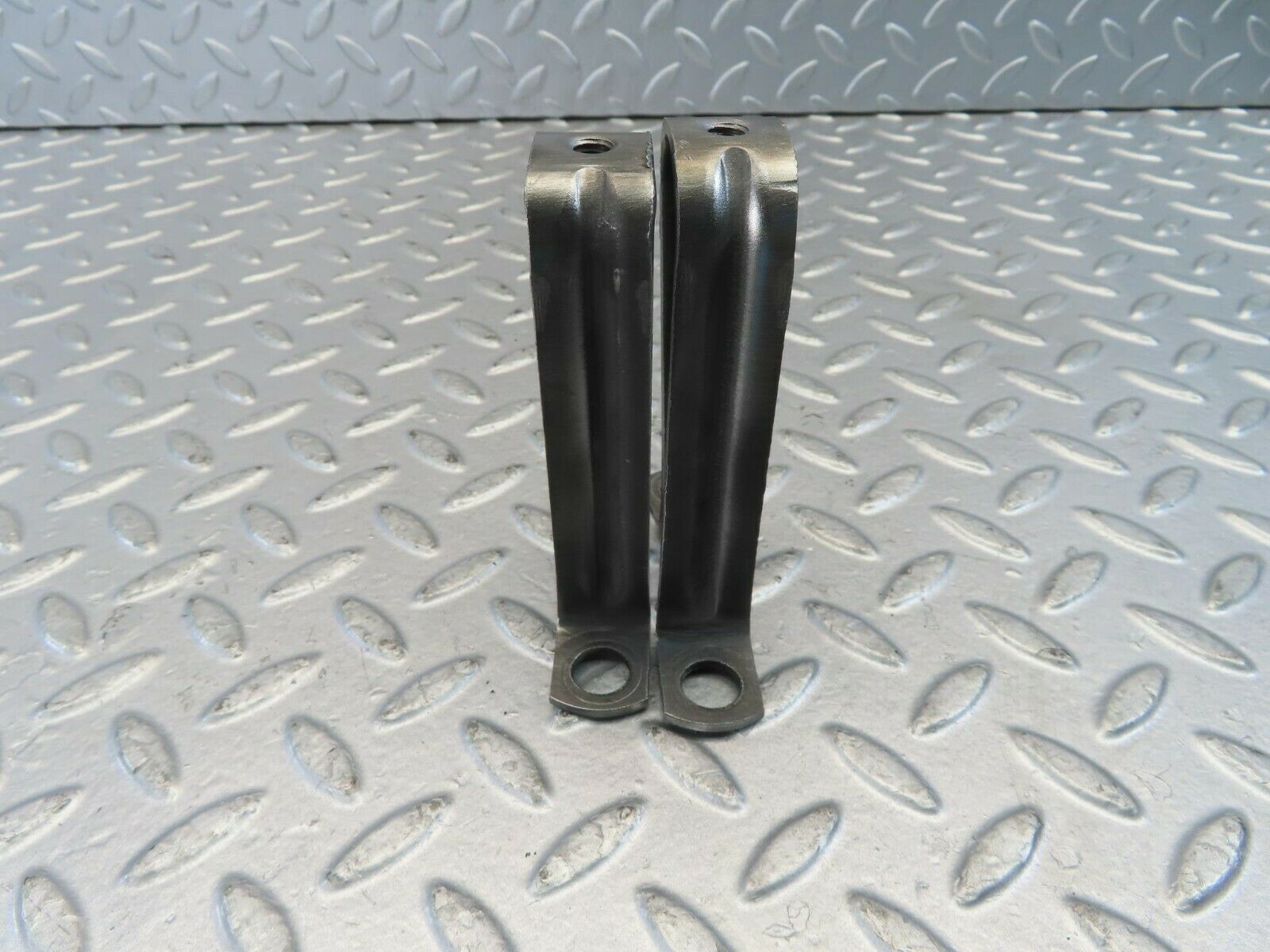 10966 Mercedes-Benz W115 220D Camshaft Oil Tube Holder