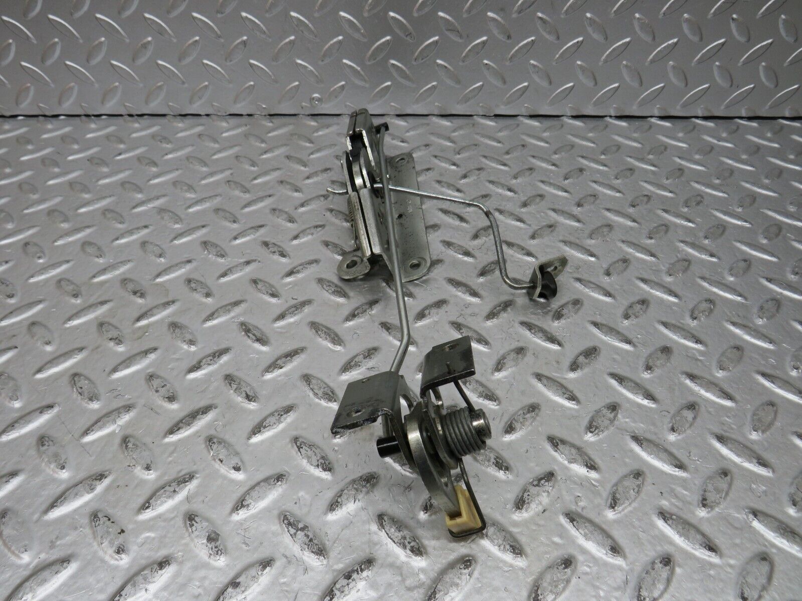 27836 Mercedes-Benz S124 300TE Wagon Rear Left Seat Bench Locking Mechanism