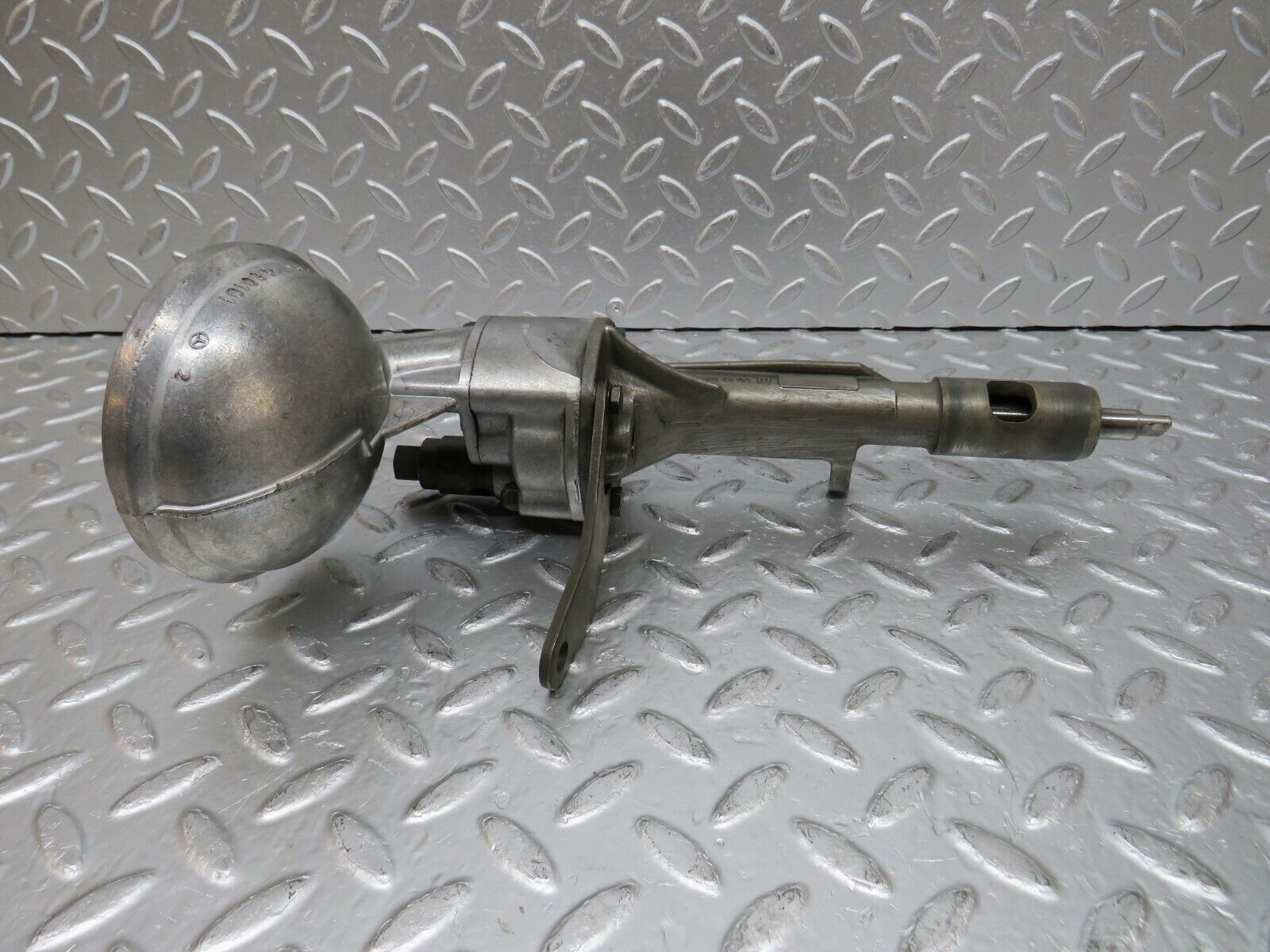 0868 Mercedes-Benz W123 240D Oil Pump 1151800102