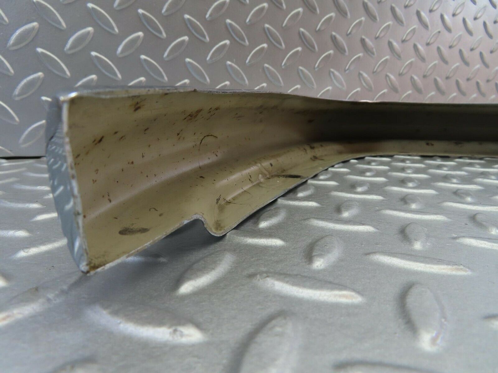 10616 Mercedes-Benz W108 Front Left Upper Bumper Corner