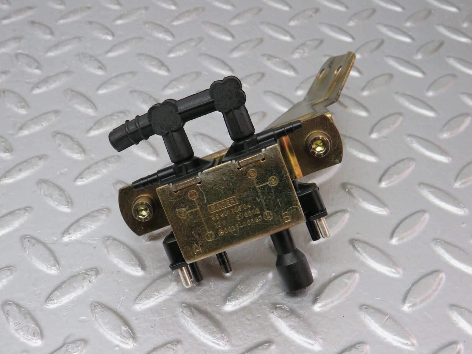 33384 Mercedes-Benz W202 C180 Solenoid Vacuum Valve 0025400697