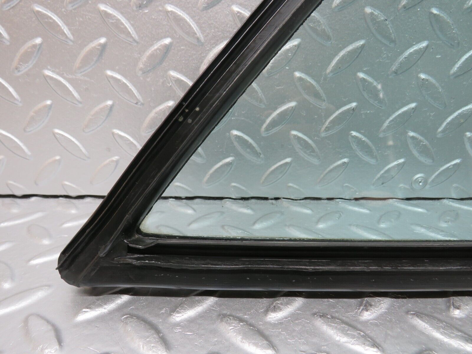 33141 Mercedes-Benz W126 Rear Left Quarter Window Glass 1267350124