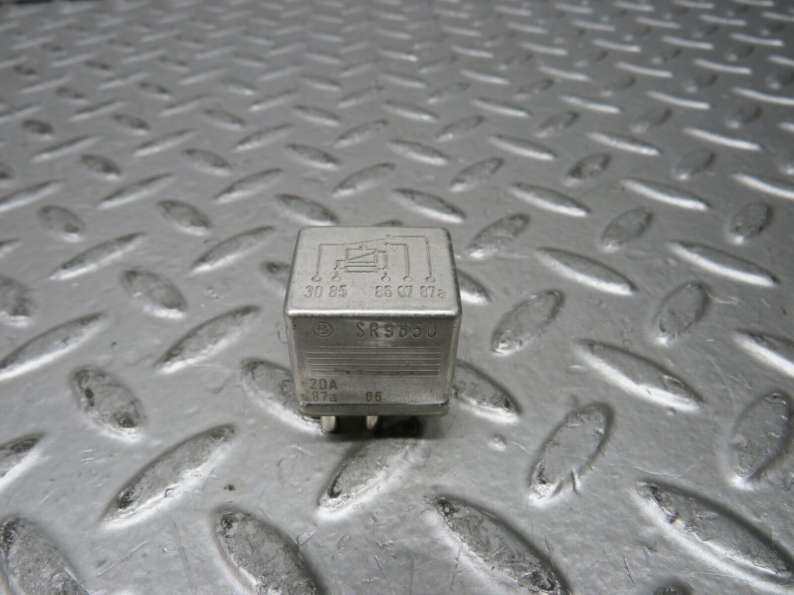 28665 Mercedes-Benz W123 230E Multi Purpose Relay 0015420219