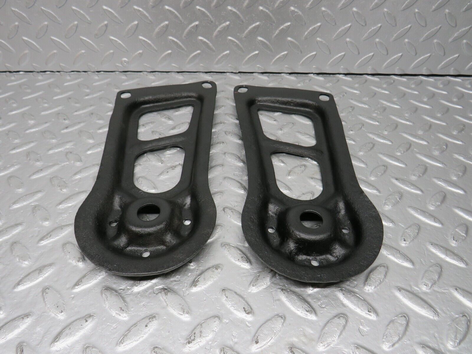 40543 Mercedes-Benz W123 300D Rear Suspension Axle Mounting Bracket