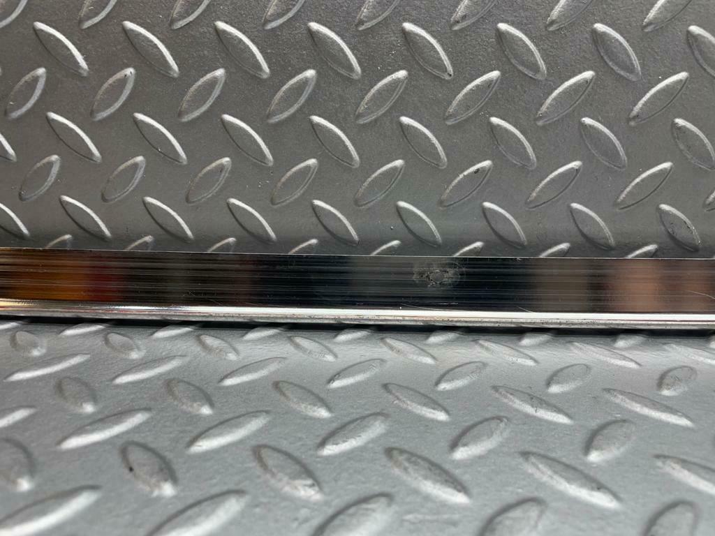 0037 Mercedes-Benz W116 Roof Chrome Trim Middle