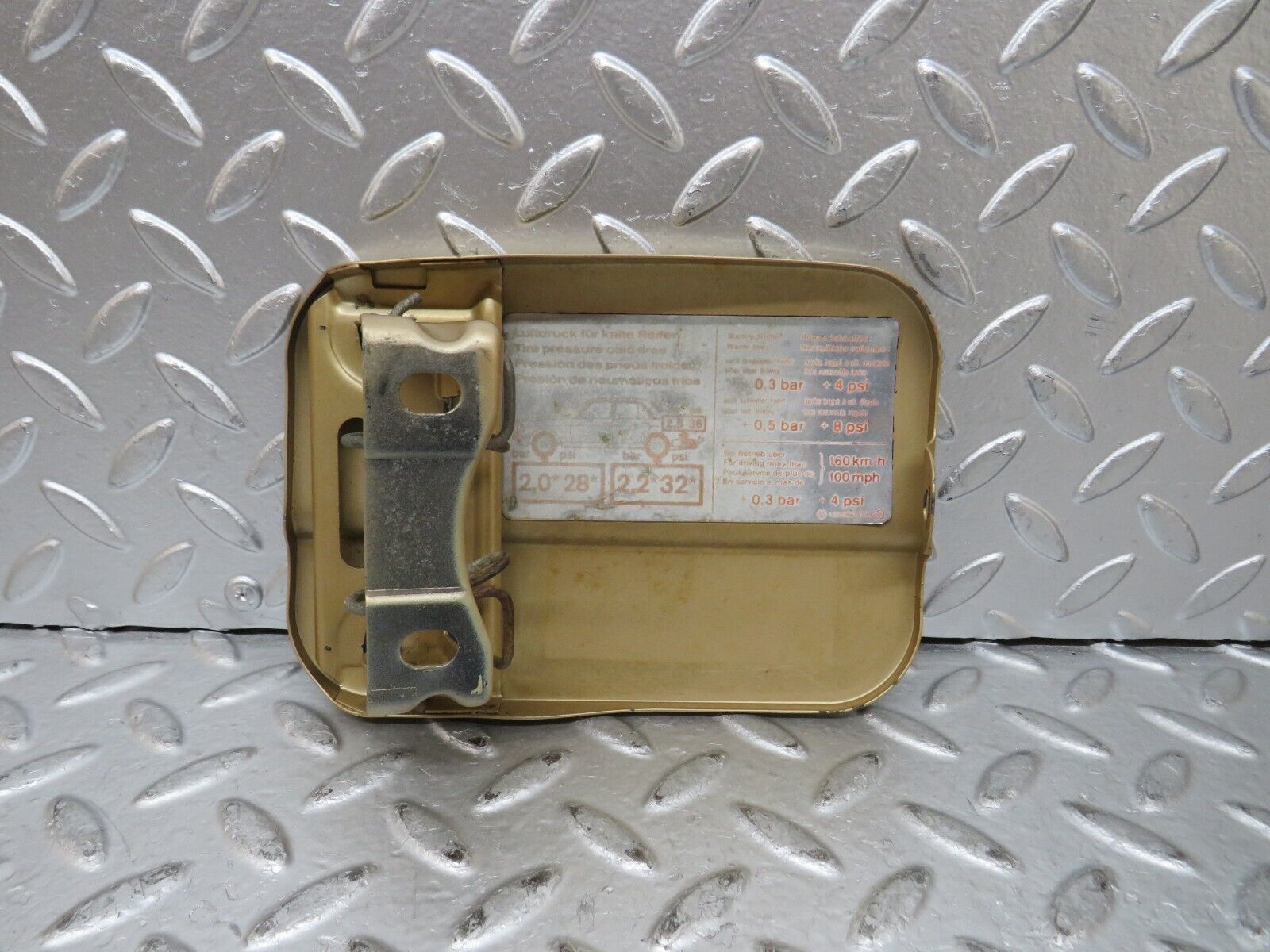 27302 Mercedes-Benz W123 280E Fuel Tank Flap Cap 1235840039