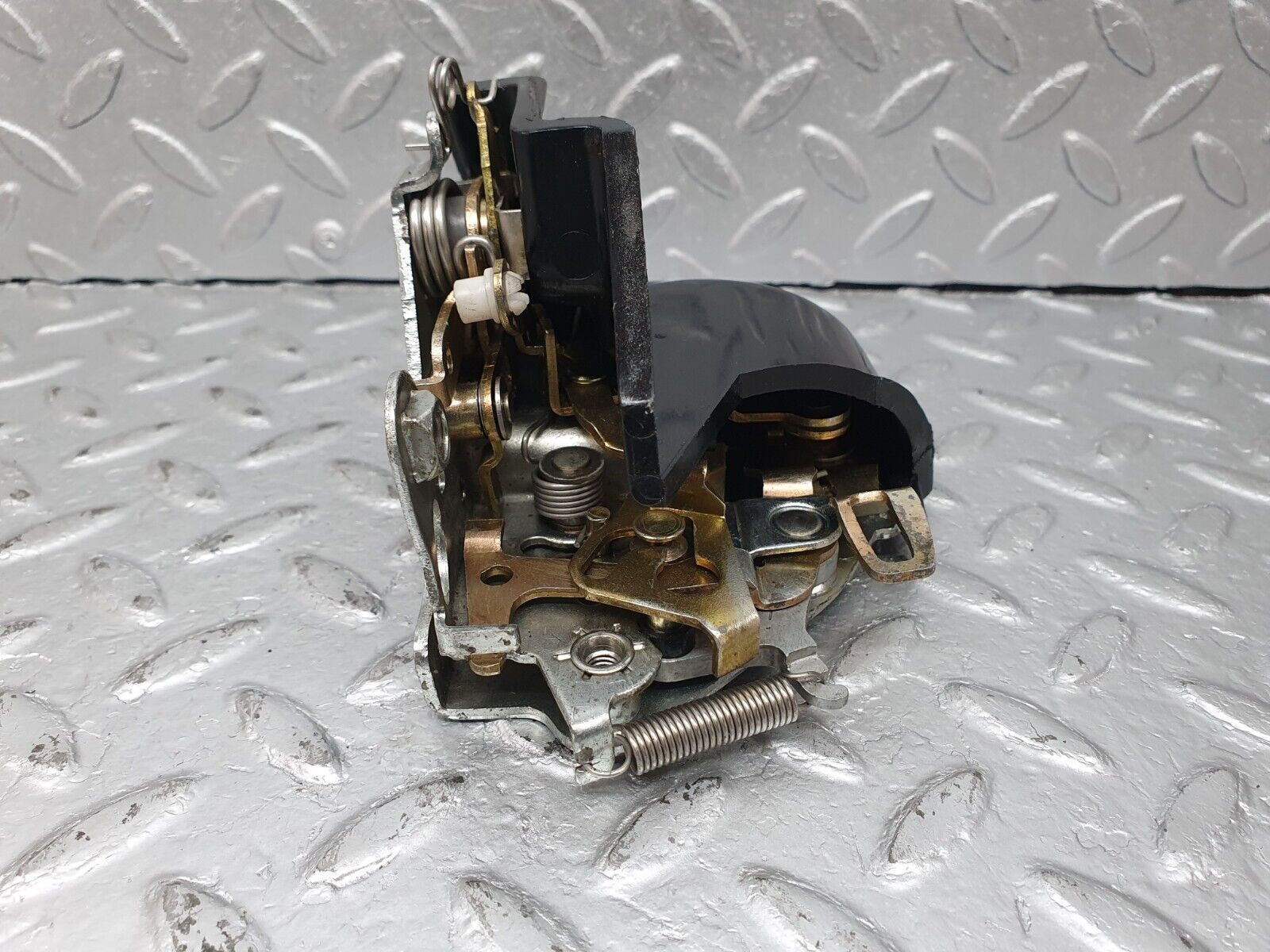 41106 Mercedes-Benz W126 300SE Rear Left Door Lock Mechanism 1237330108