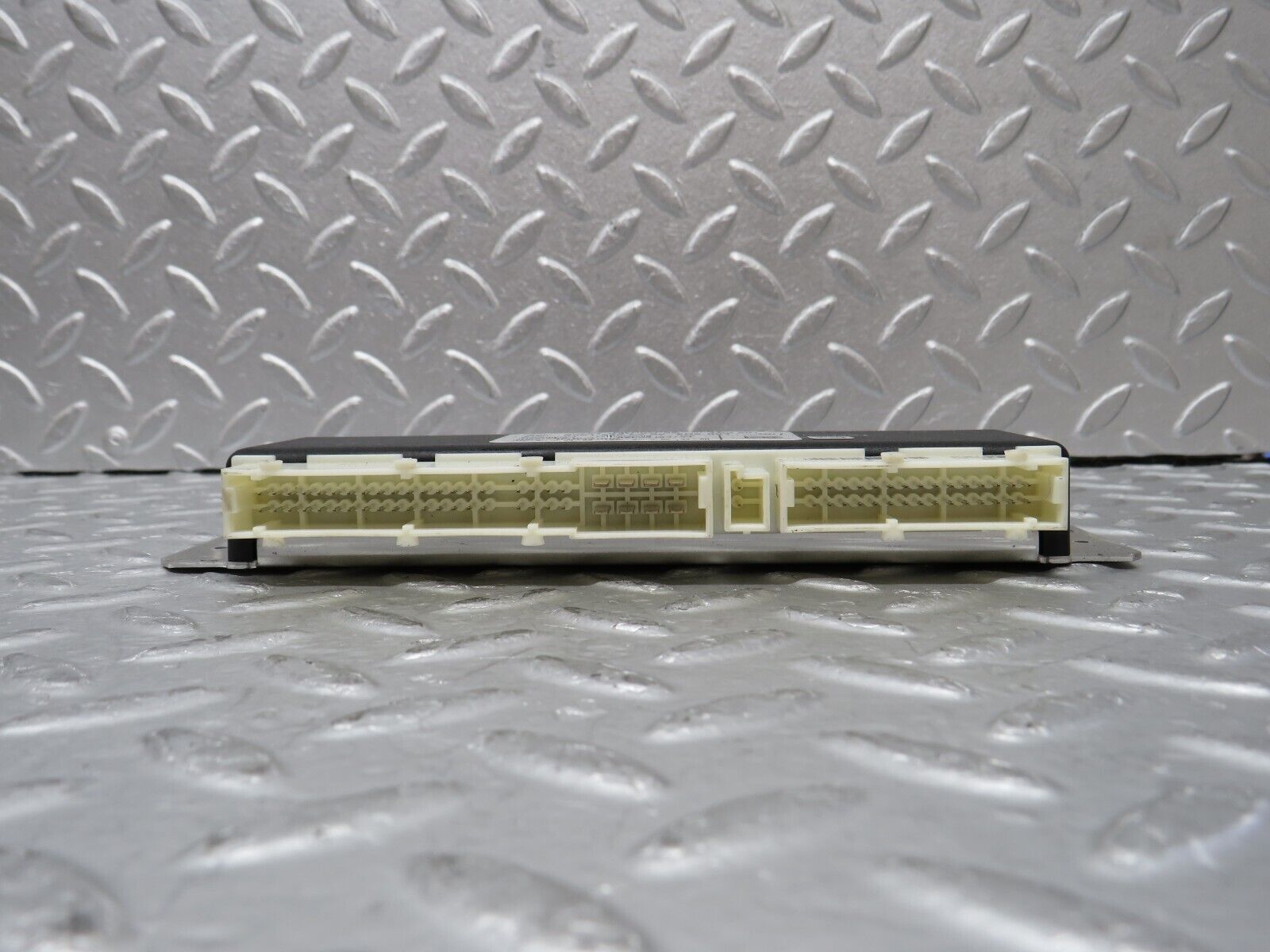 35148 Mercedes-Benz W221 Air Suspension Control Unit 2215408245