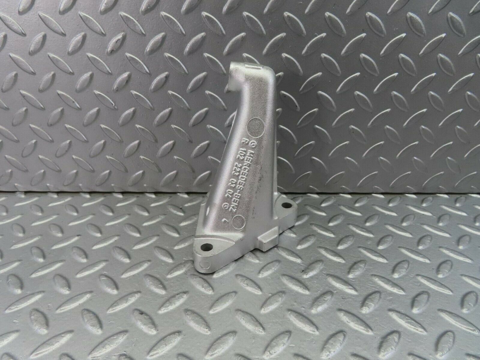 10572 Mercedes-Benz C123 230CE Coupe Engine Mount Bracket Right 1022230304