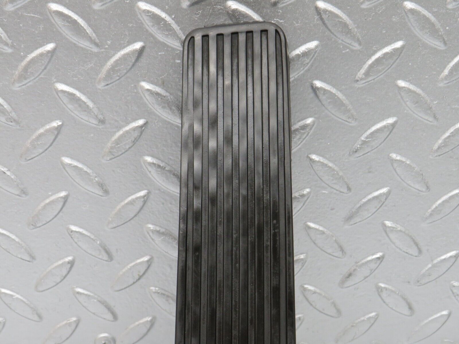 33148 Mercedes-Benz W124 Accelerator Pedal With Rubber 1263000504 1233010082