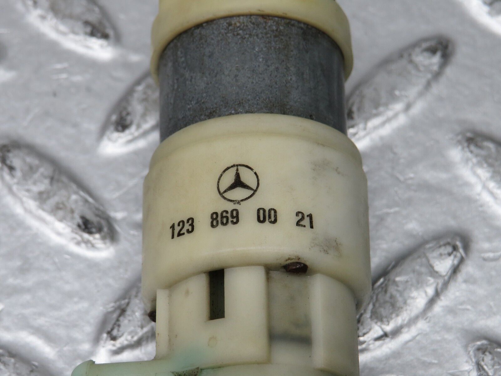 32046 Mercedes-Benz W123 230E Windscreen Washer Pump 1238690021