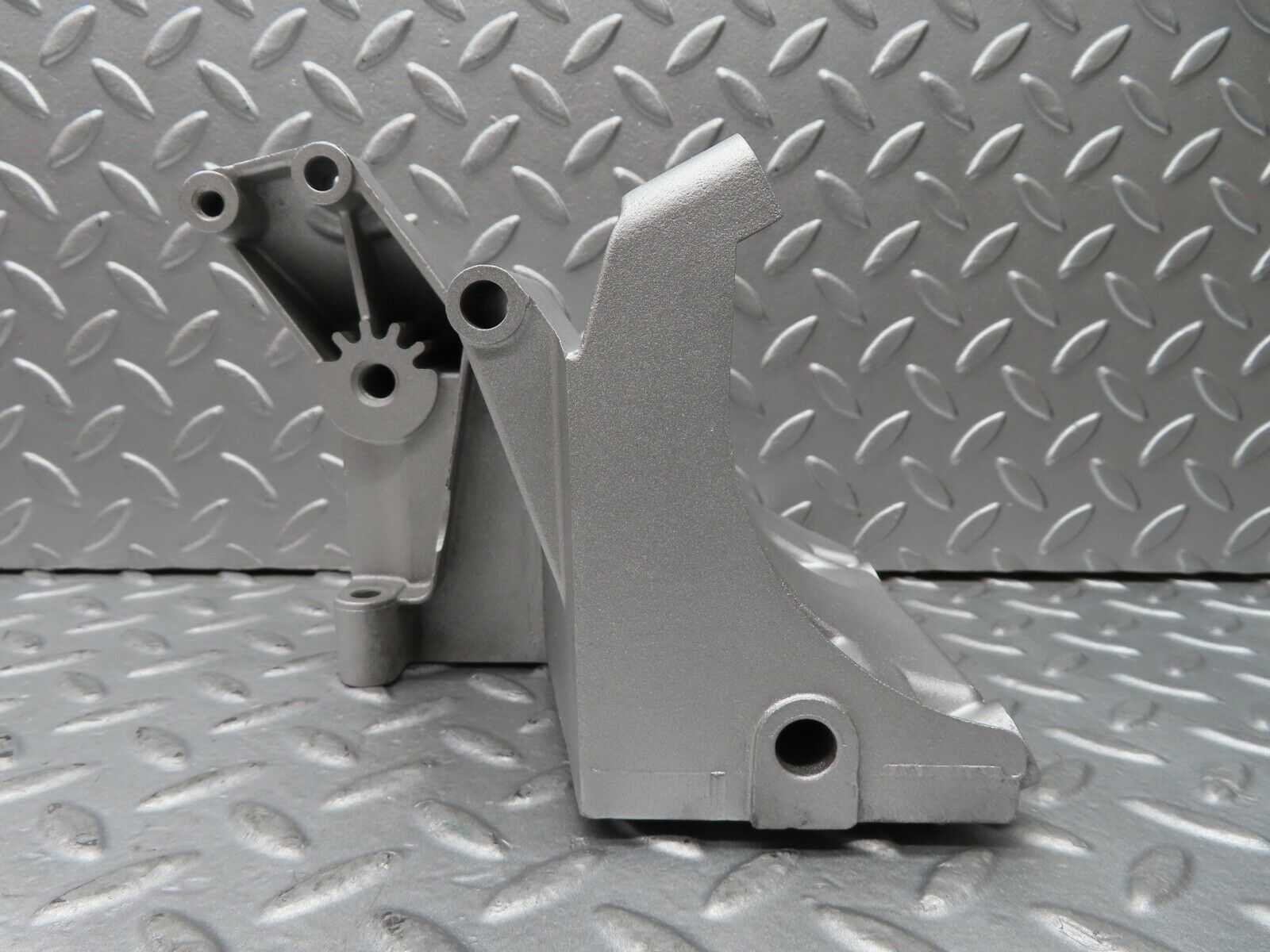 17314 Mercedes-Benz R129 300SL Coupe Power Steering Pump Bracket 1031310935