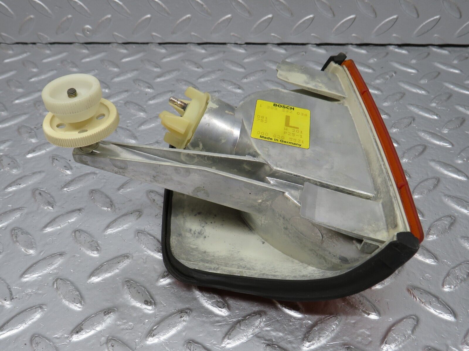 33678 Mercedes-Benz W201 190E 2.0L Indicator Light Front Left Bosch 1305232034