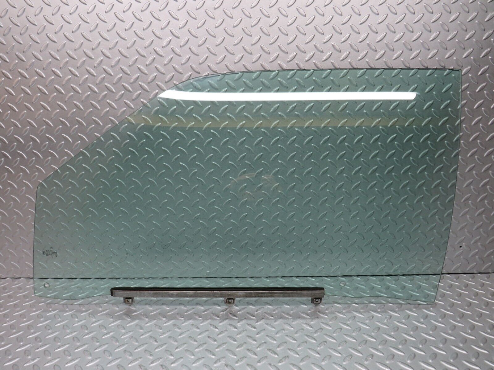 37875 Mercedes-Benz A124 320E Cabriolet Front Left Door Window Glass