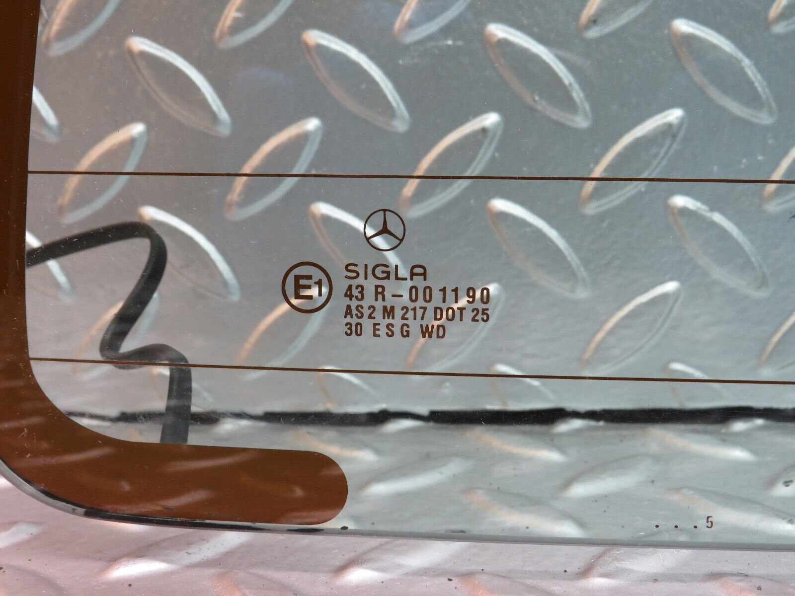 27677 Mercedes-Benz S124 300TE Wagon Tailgate Heated Windscreen