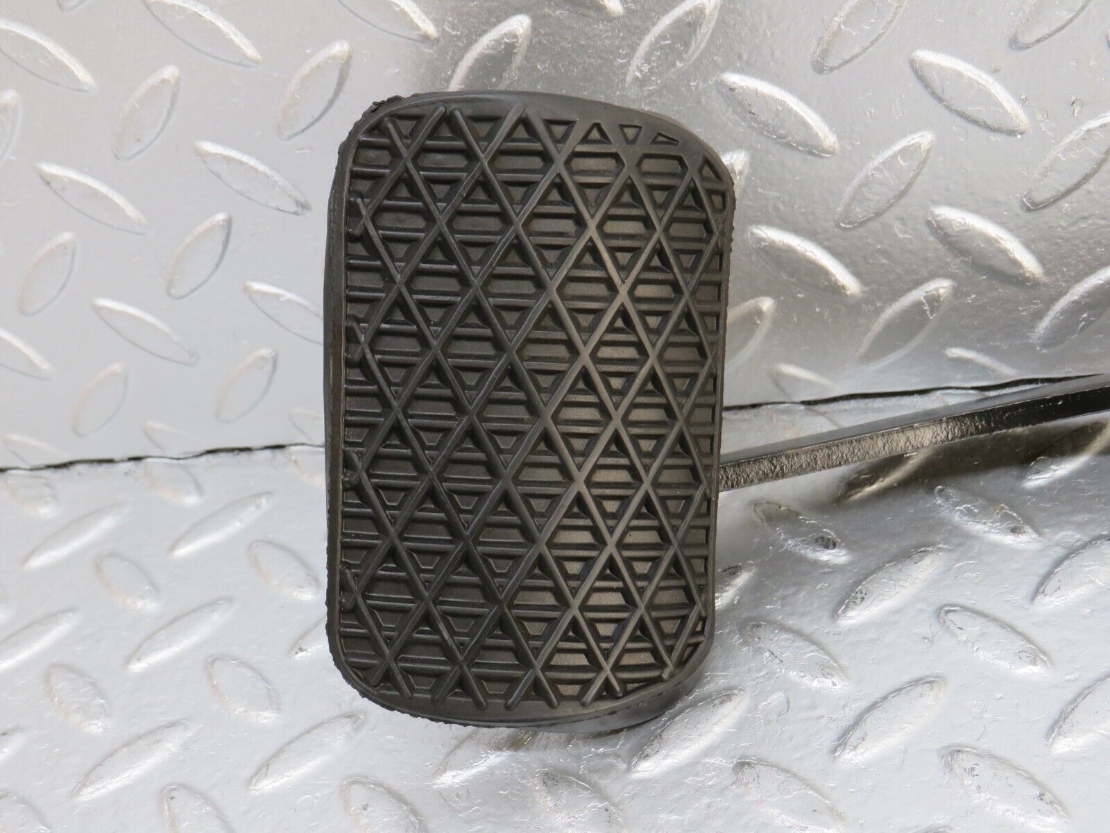 33710 Mercedes-Benz W201 190E 2.0L Brake Pedal With Rubber 1232910082