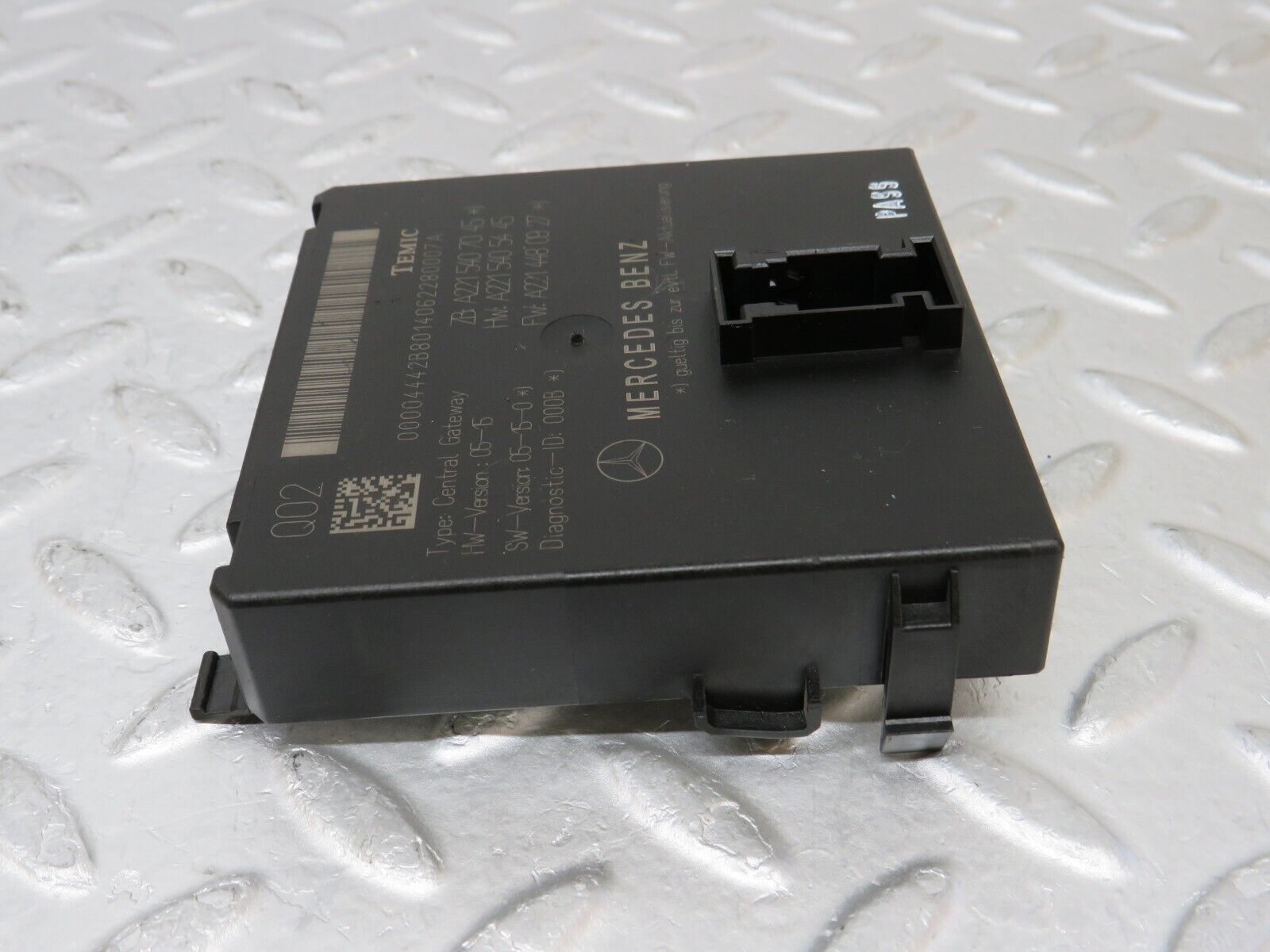 35147 Mercedes-Benz W221 Central Gateway ECU 2215407045