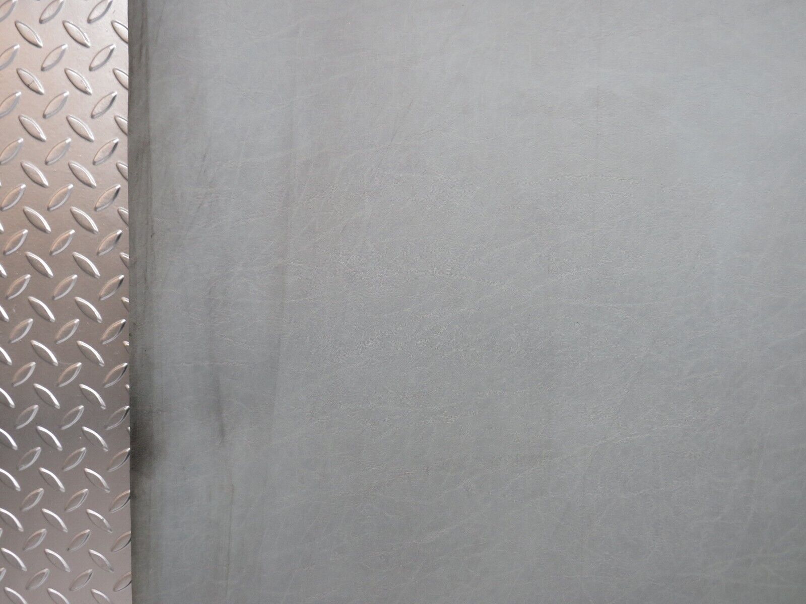 31499 Mercedes-Benz S124 220TE Wagon Trunk Roll Compartment Cover