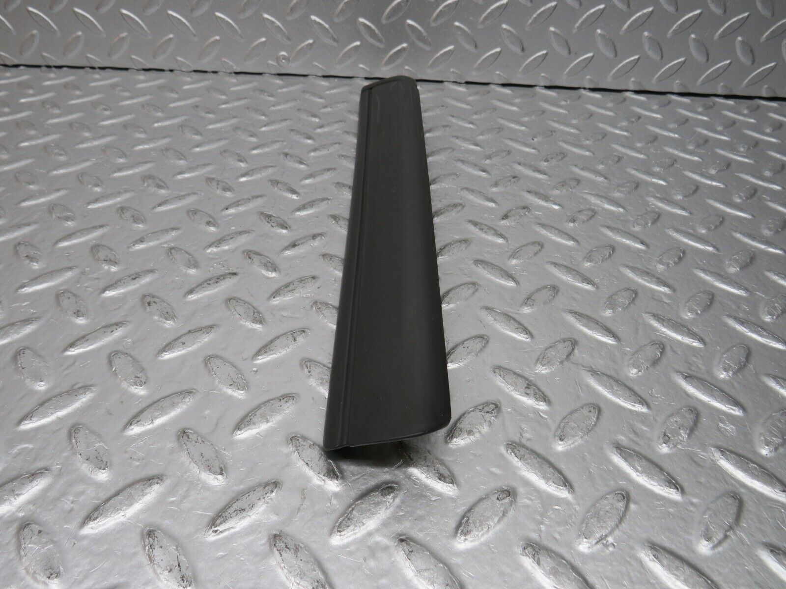 32297 Mercedes-Benz S124 300TE Wagon Front Right Fender Wing Centre Moulding Trim