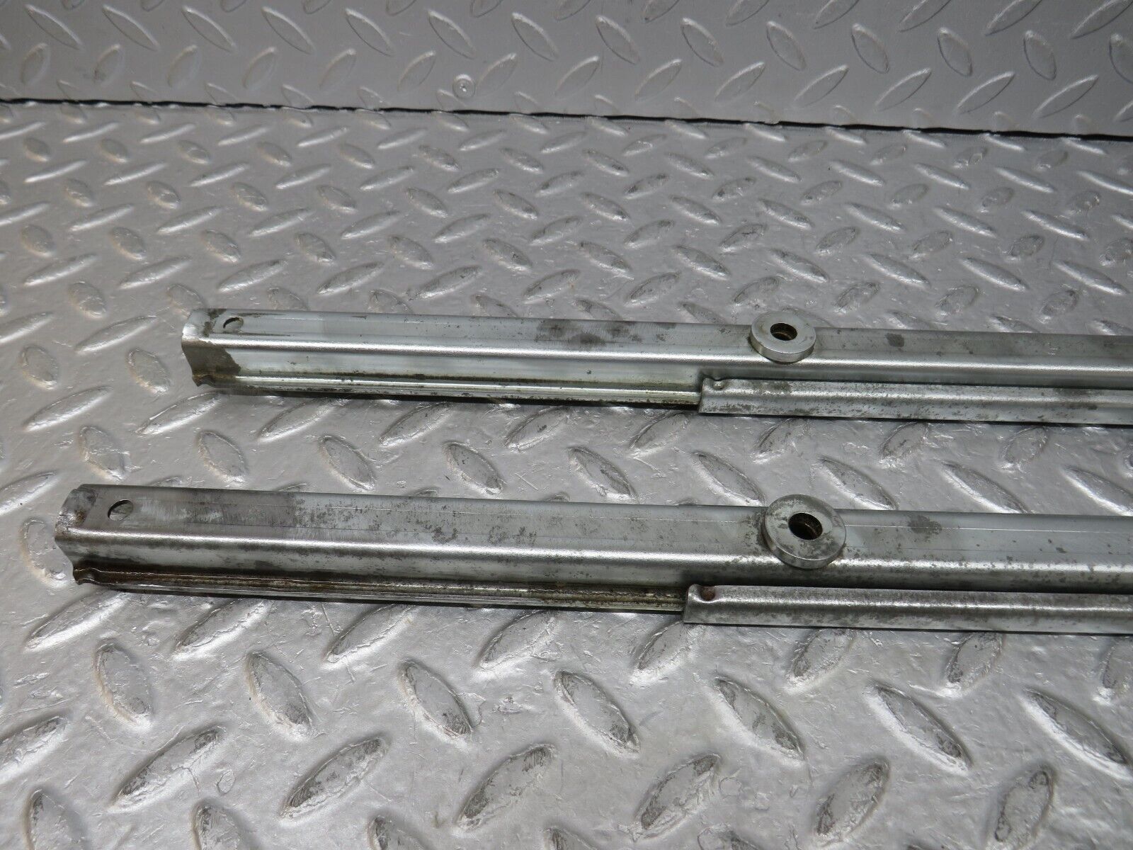 37082 Mercedes-Benz C126 420SEC Coupe Front Right Seat Rail Pair