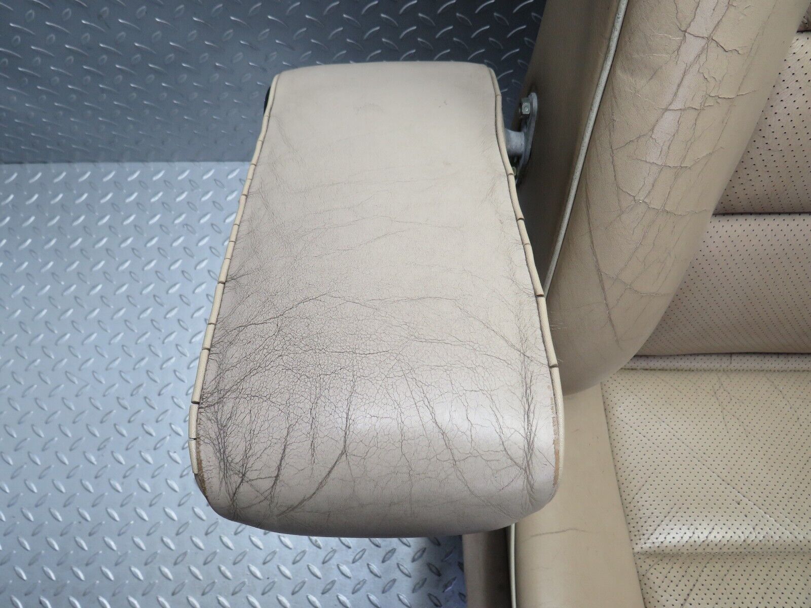 28970 Mercedes-Benz C124 320CE Coupe Front Left Seat Leather Beige