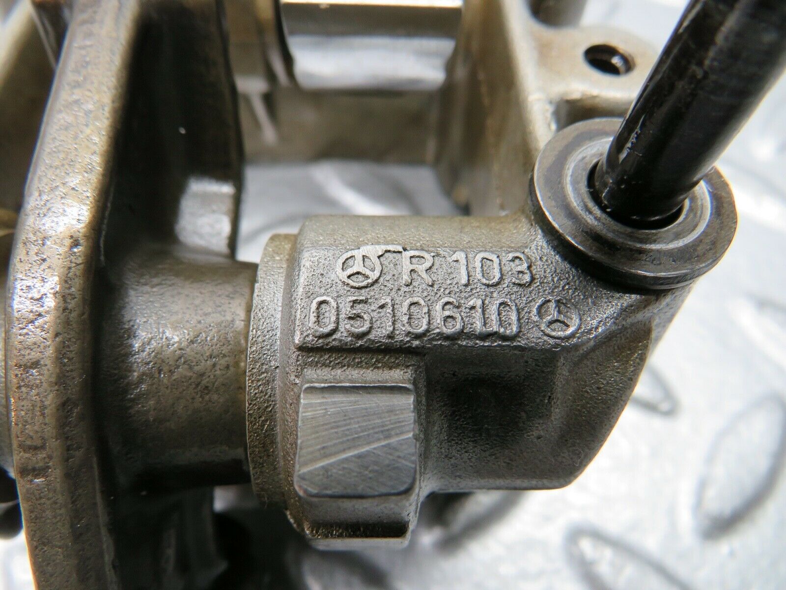 21742 Mercedes-Benz W126 300SE Rocker Arms Camshaft Bearing Block 1030510610