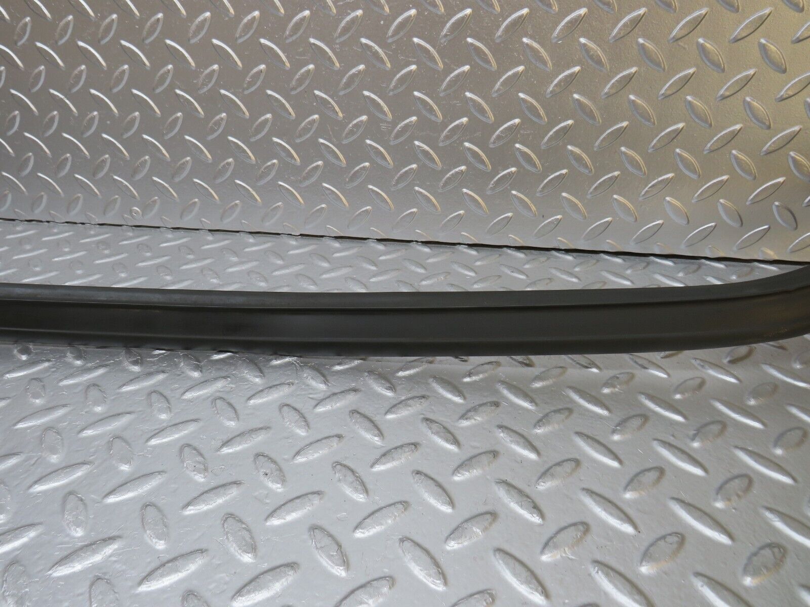 29242 Mercedes-Benz W124 230E Rear Windscreen Lower Rubber Seal