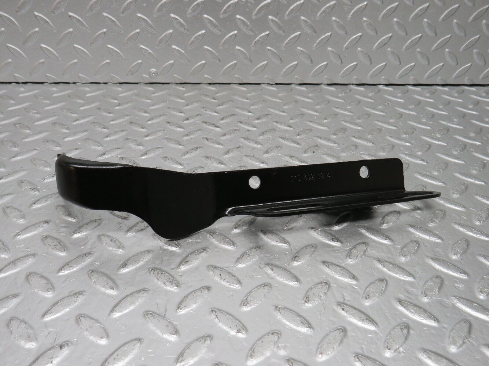 33399 Mercedes-Benz W202 C180 Exhaust Holder Bracket 2104921841