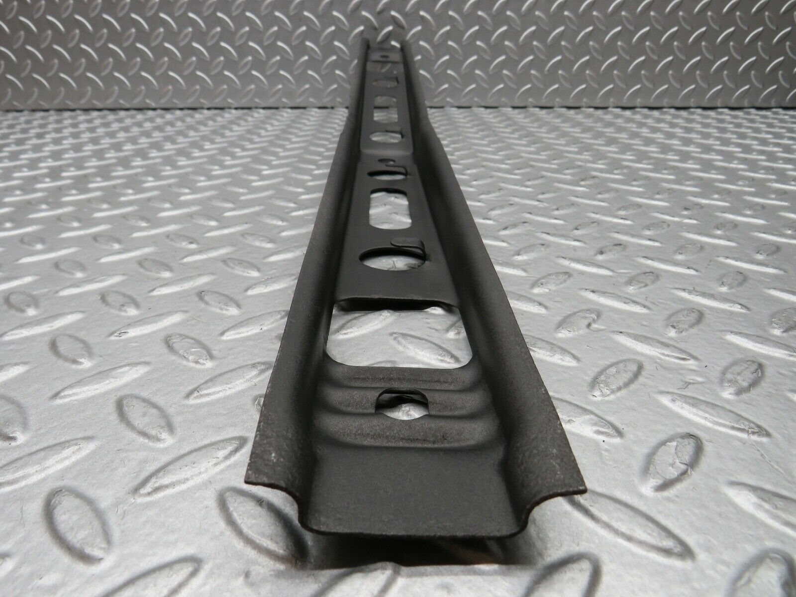 21872 Mercedes-Benz W123 Front Bumper Centre Bracket