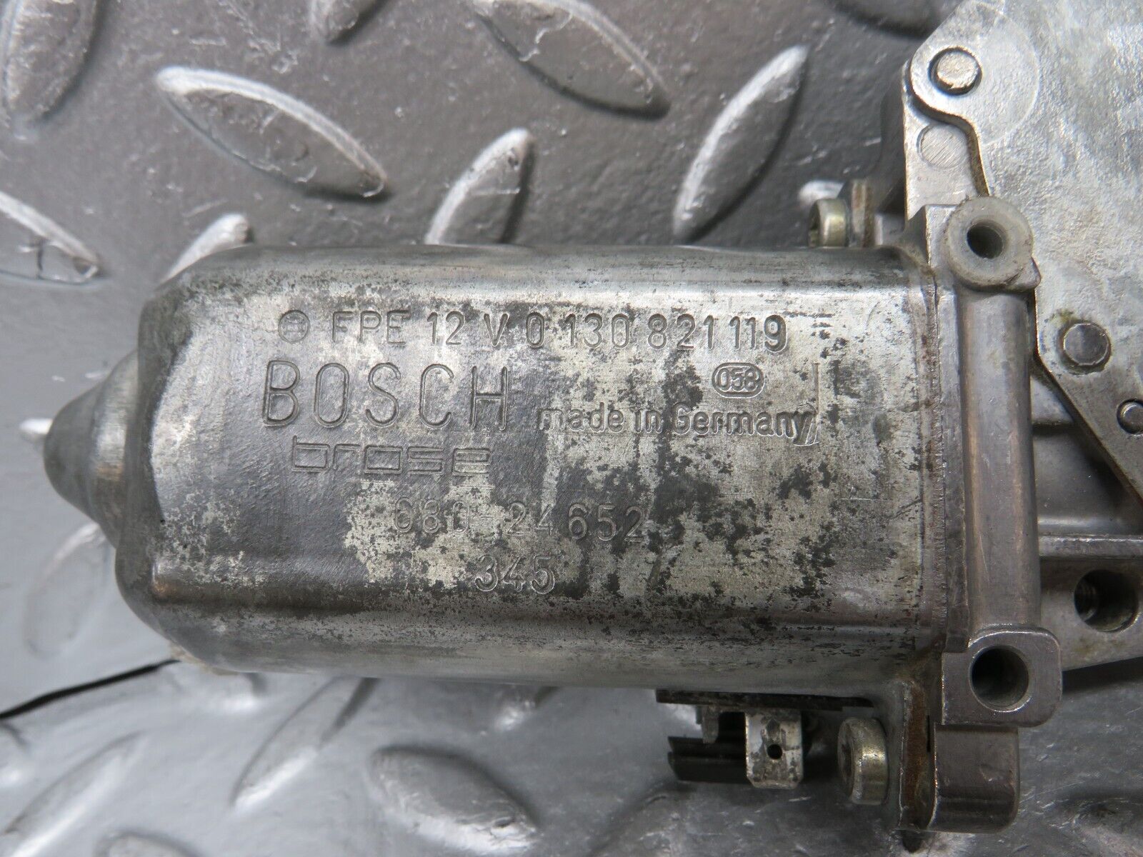 30064 Porsche 924 Right Door Window Regulator Motor Bosch 0130821119