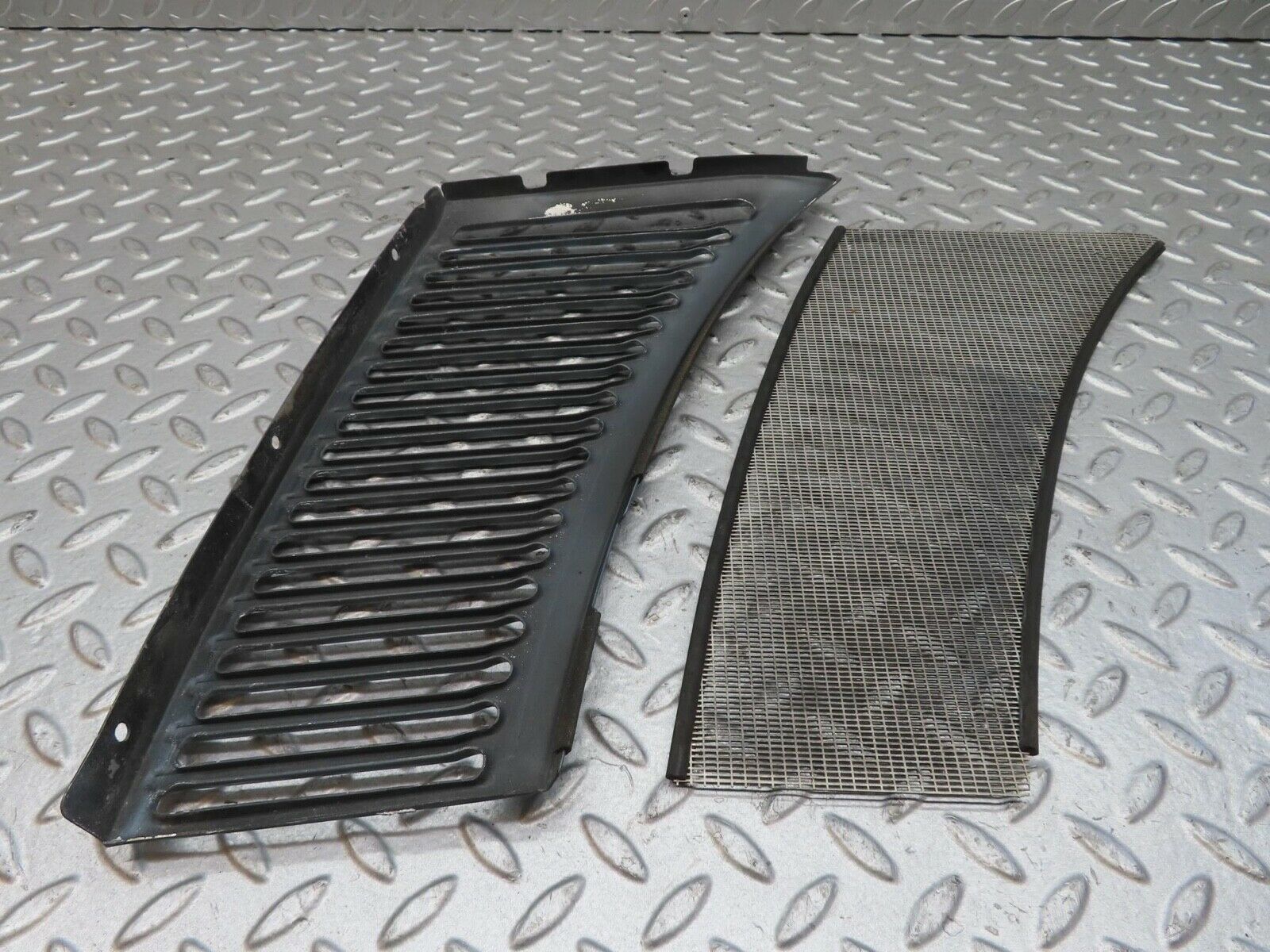 13920 Mercedes-Benz C107 280SLC Air Intake Grill Left Side