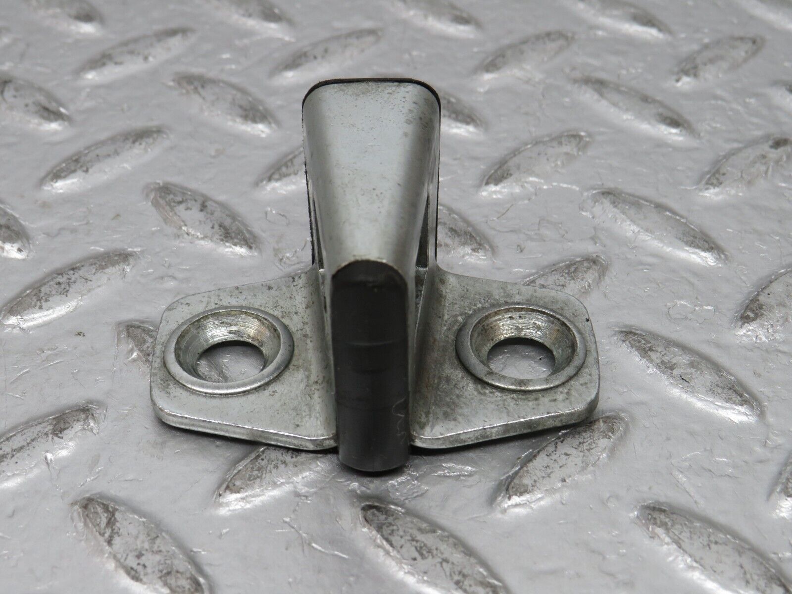 32377 Mercedes-Benz S124 300TE Wagon Door Lock Latch