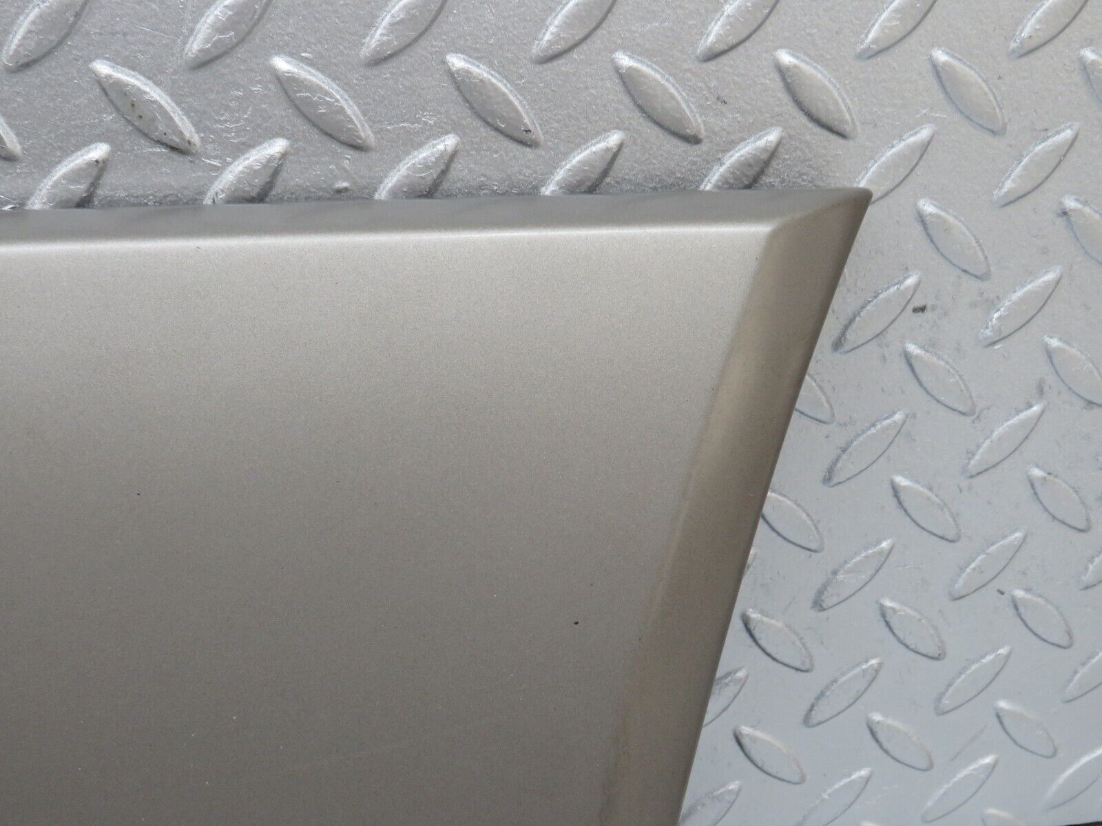 36451 Mercedes-Benz W201 190E 2.0L Front Right Fender Wing Moulding Trim 2016905440