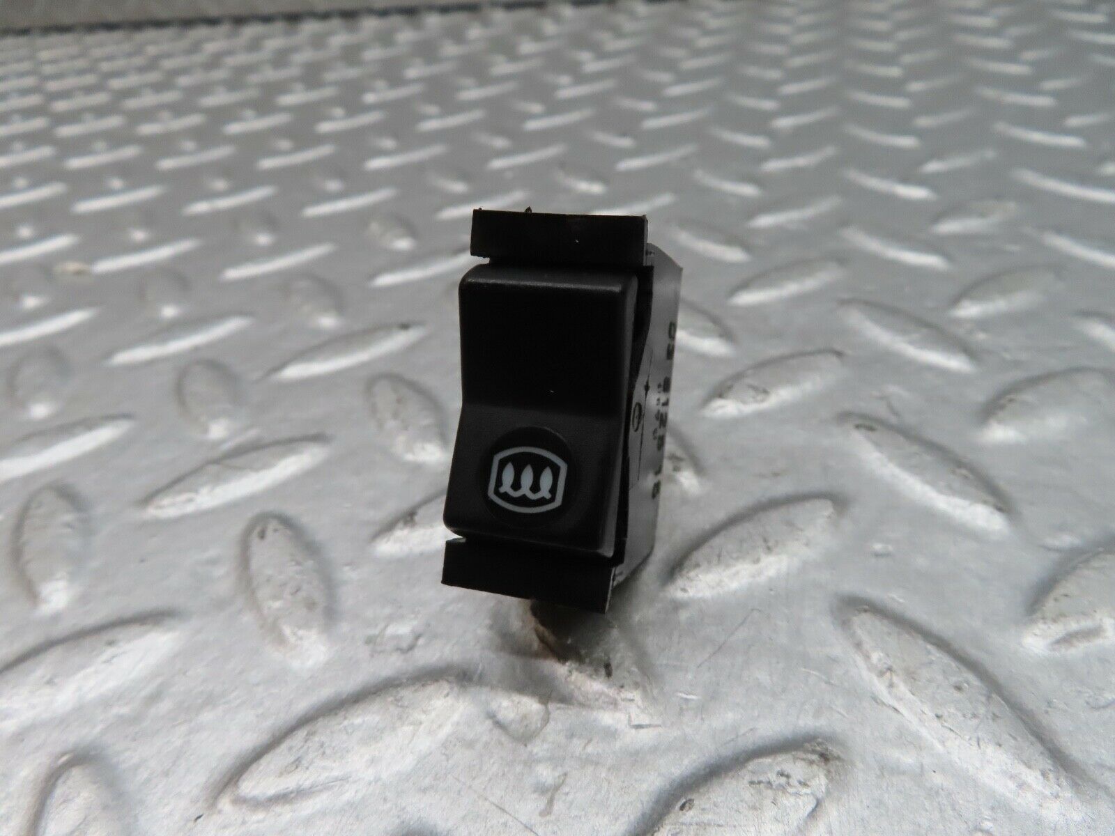 18089 Mercedes-Benz W123 200 Rear Heated Windscreen Switch 03812515