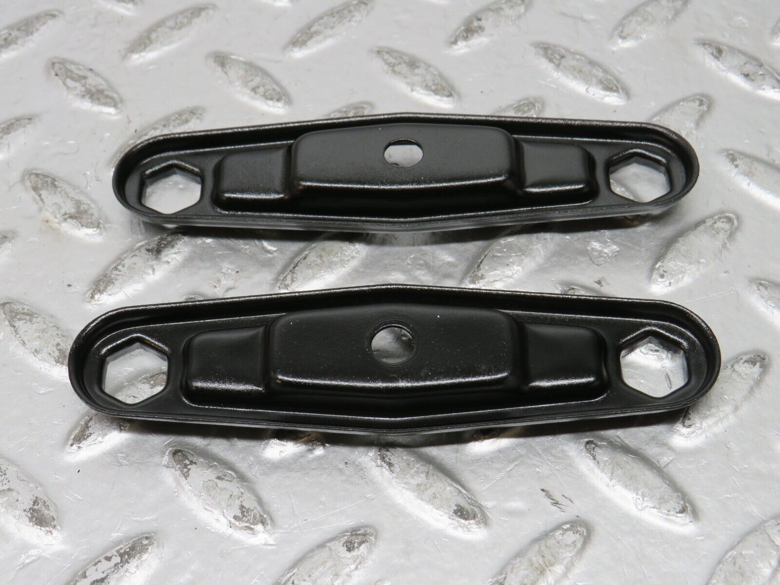 32152 Mercedes-Benz W123 230E Fuel Injector Bracket