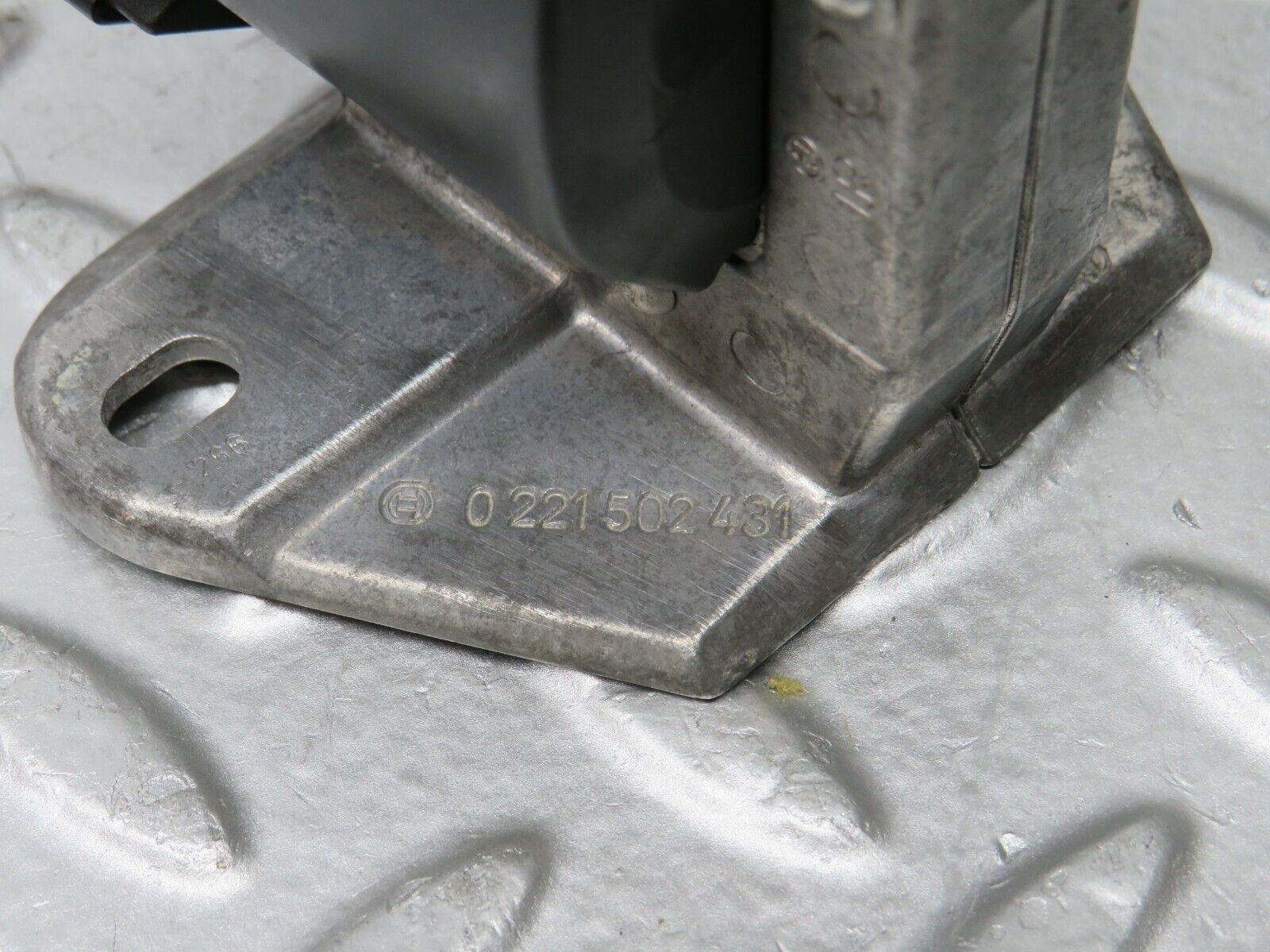 30302 Mercedes-Benz W124 230E Ignition Coil Bosch 0001586203 0221502431