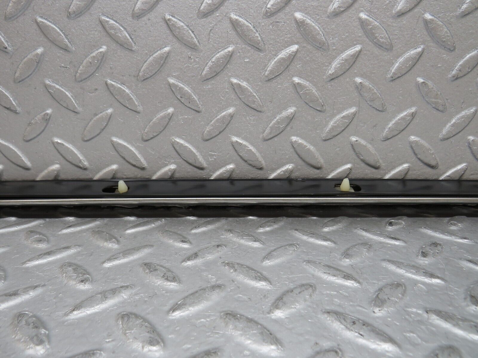 37309 Mercedes-Benz W109 300SEL Front Right Door Centre Moulding Trim