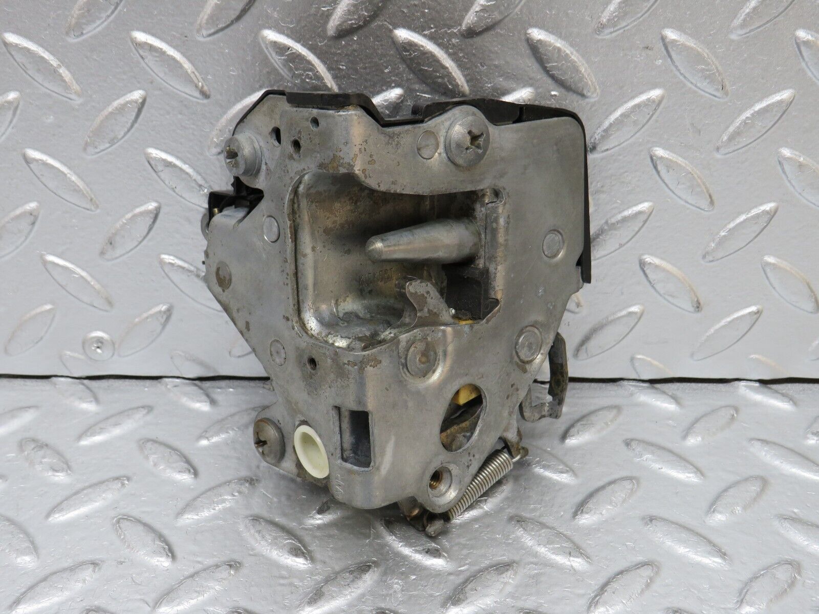 0573 Mercedes-Benz W123 230E Front Right Door Lock Mechanism 1237230208