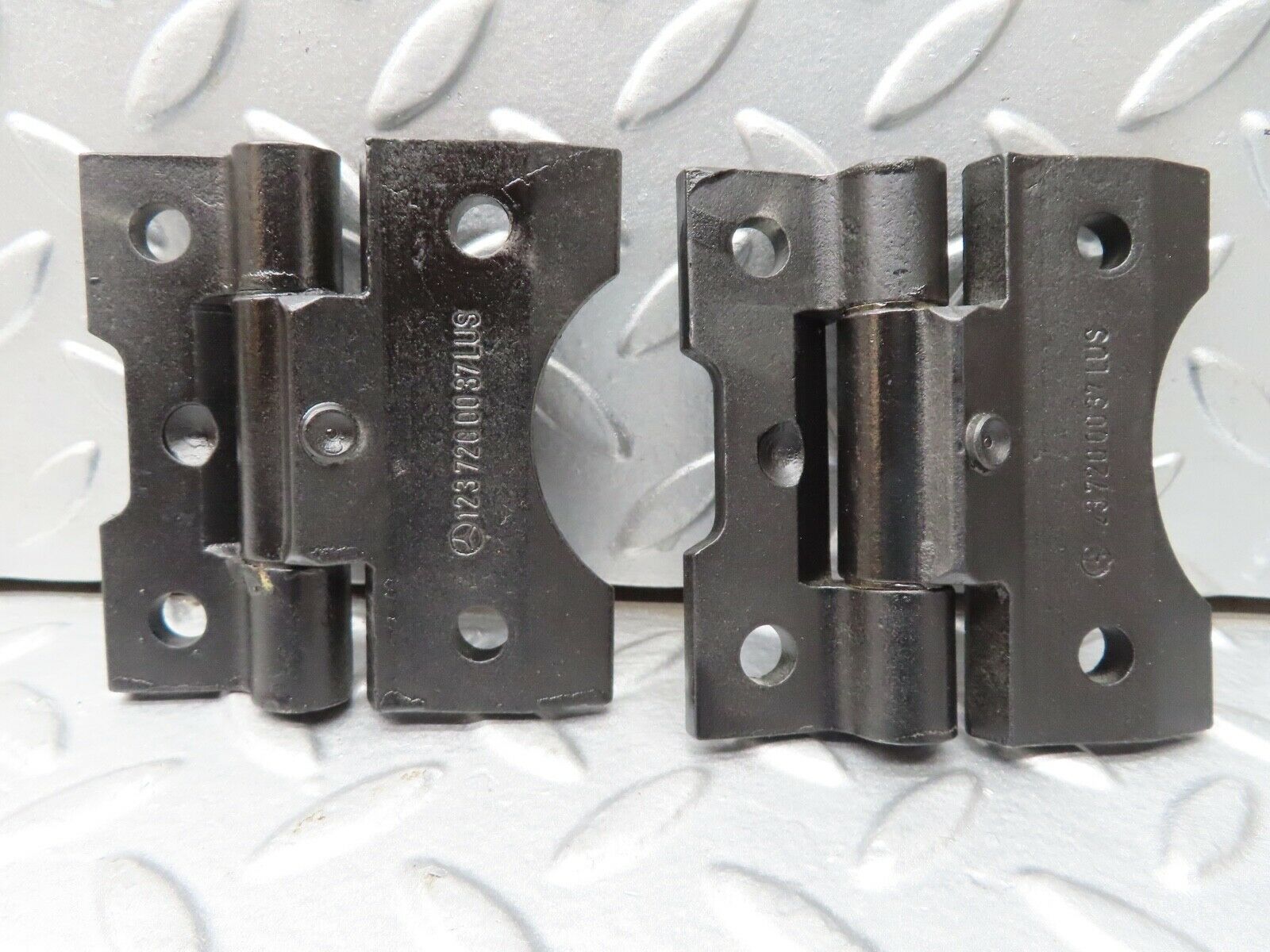 17008 Mercedes-Benz C123 280CE Coupe Door Hinges Pair 1237200037