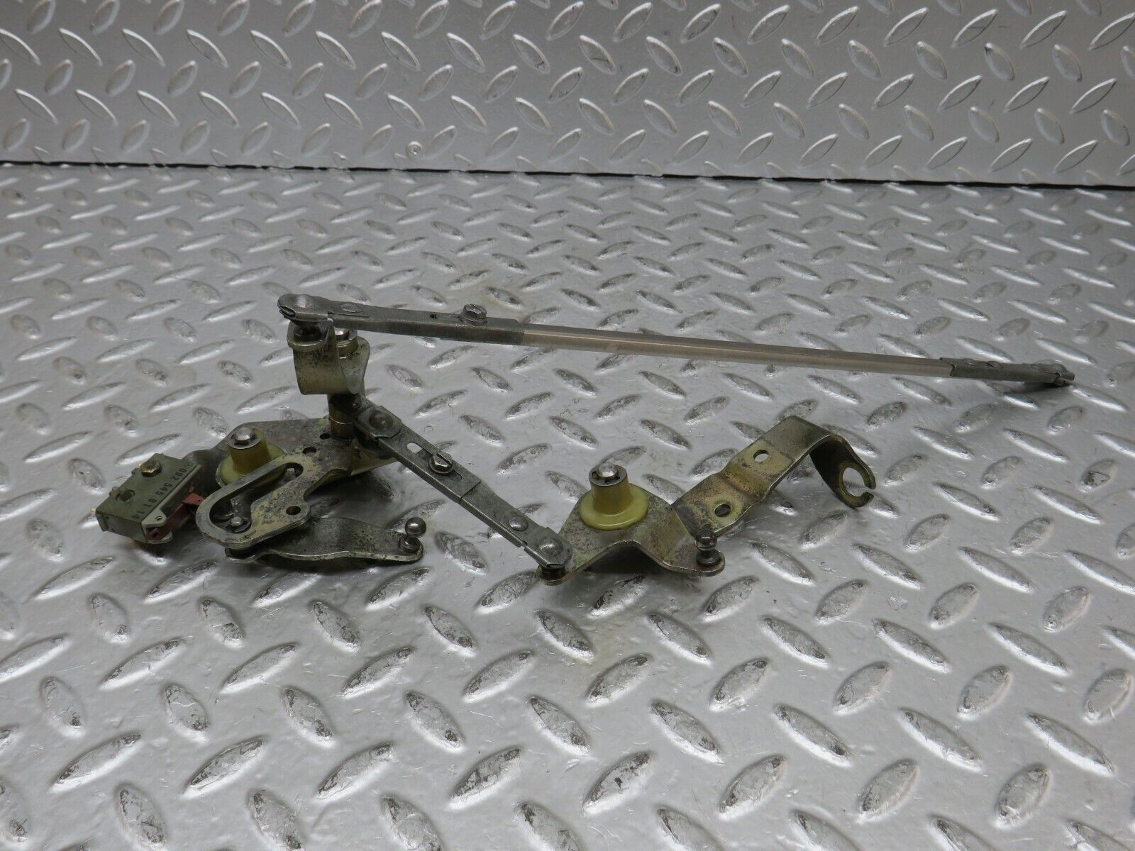 27413 Mercedes-Benz W123 280E Throttle Linkage 0025450114