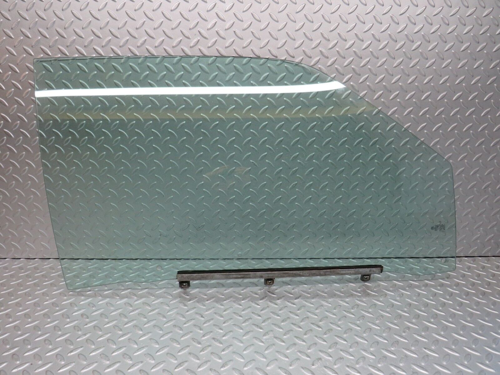 37874 Mercedes-Benz A124 320E Cabriolet Front Right Door Window Glass