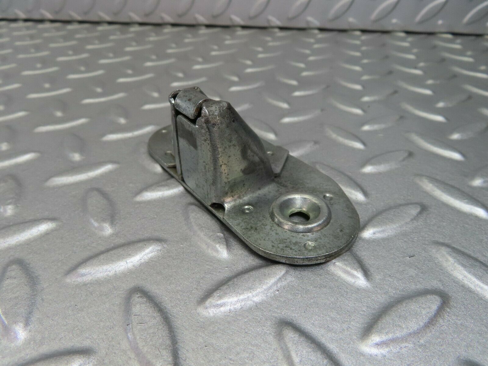 7889 Mercedes-Benz W115 220D Trunk Lock Latch